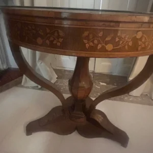 Mesa velador con marquetería floral y rosetón en la tapa estilo eduardiano