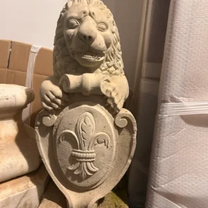 León decorativo con escudo