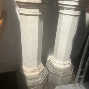 Pareja de peanas de aparador con columnas en mármol blanco y base de mármol negro