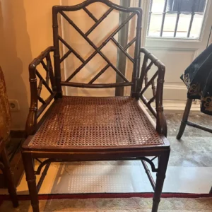 Juego de sillas de madera con rejilla