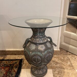mesa con jarrón decorativo