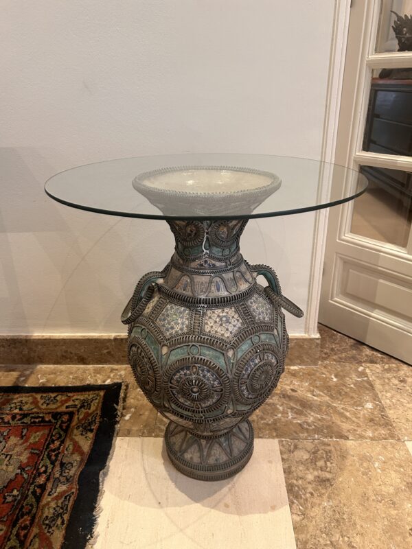 mesa con jarrón decorativo